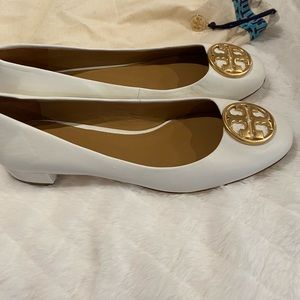 Tory Burch White Flats 9.5M Shoe bag included